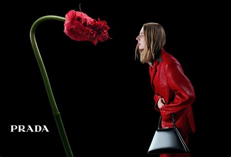 prada regala fiori milano|Campagna Prada A/I 2023: “In conversation with a flower”.